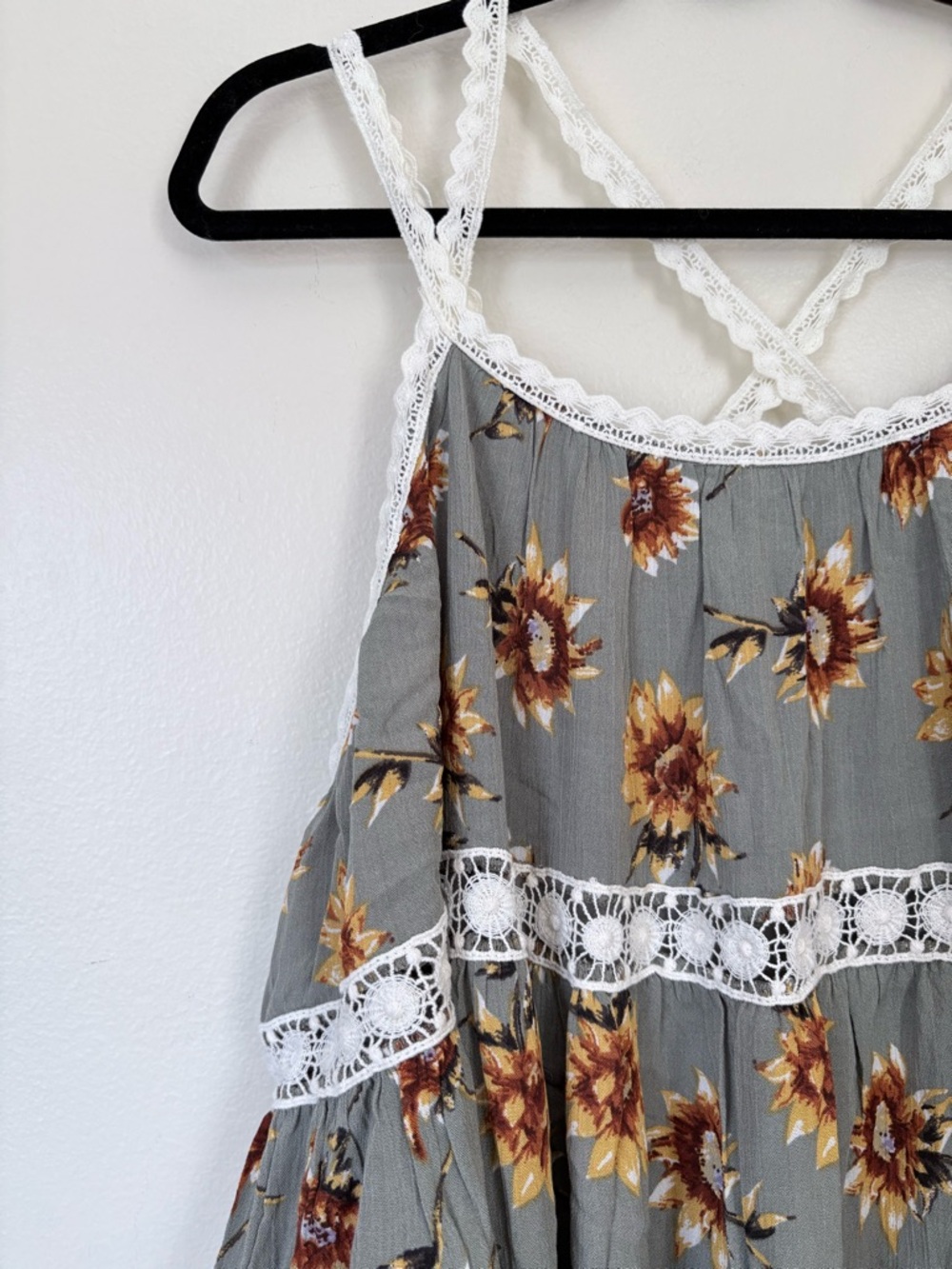 Doe & Rae Sage Green Sunflower Lace Sundress Size Small NWT - Picture 3 of 16